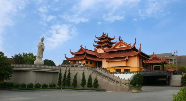 Vietnamese National Buddhist Temple HCMC: Stunning Pagoda & 13-Story Stupa