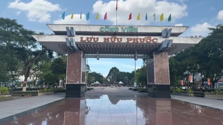 Luu Huu Phuoc Park Can Tho: Central Green Space & Composer Memorial