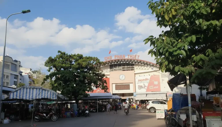 Phan Thiet Central Market: Local Seafood, Fish Sauce & Street Food Hub
