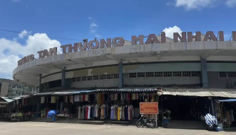 Dam Market Nha Trang: Central Lotus Architecture & Seafood Shopping Hub