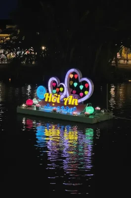 Hoi An Night Market: Magical Lanterns, Street Food & Souvenirs