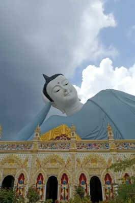 Som Rong Pagoda Soc Trang: Massive Reclining Buddha & Khmer Architecture