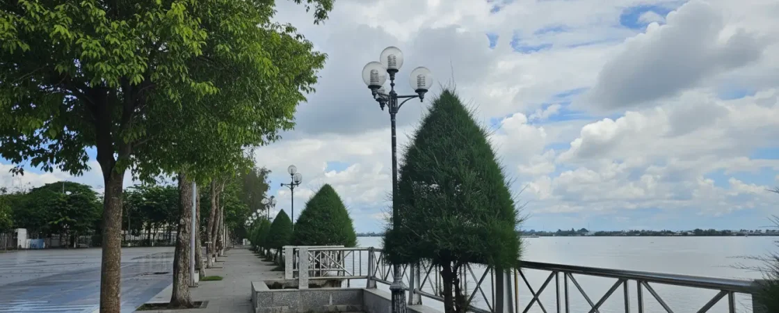 Song Hau Park Can Tho: Hau River Promenade, Night Market & Leisure