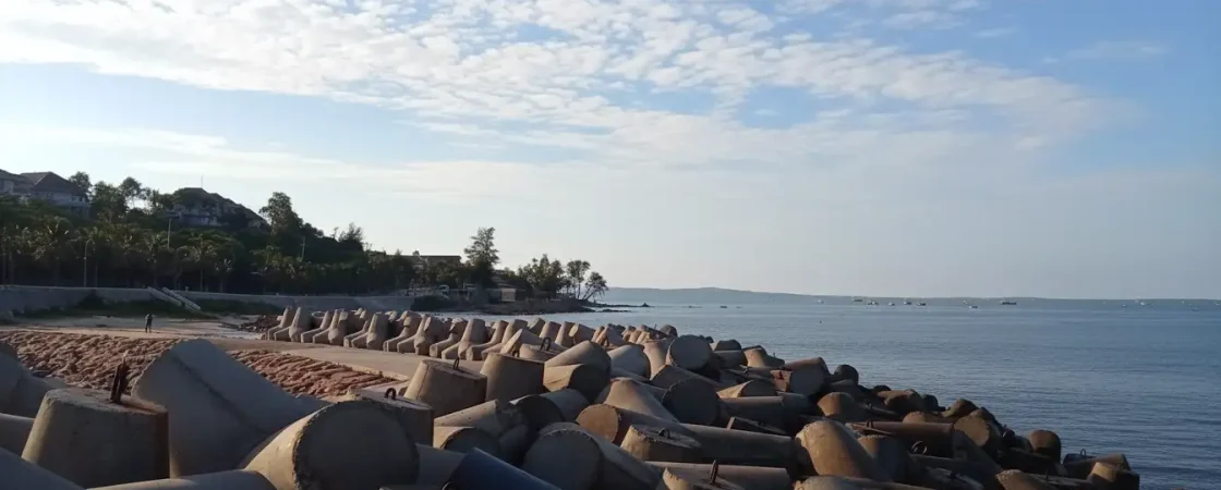Ong Dia Rock Beach: Mui Ne’s Iconic Rock Formations & Sunrise Spot